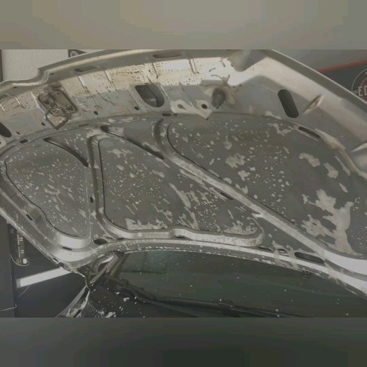 Capô em processo de polimento na oficina