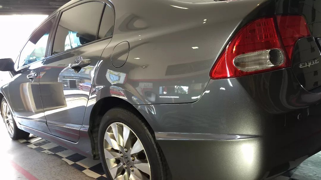 Lateral de Honda Civic cinza com pintura espelhada