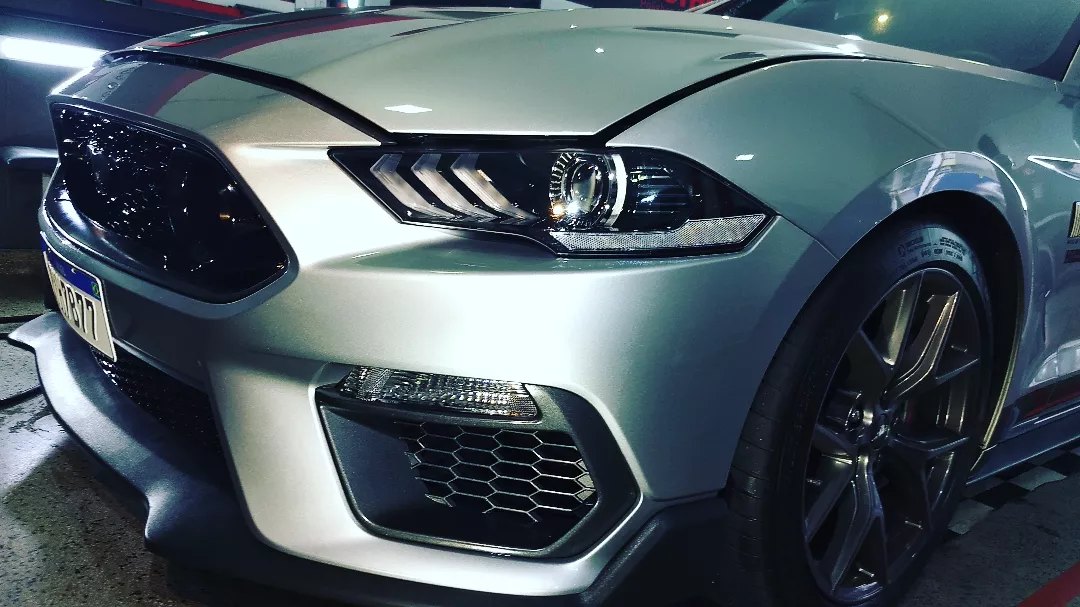 Frente de Mustang prata após polimento na Podium Espelhamento